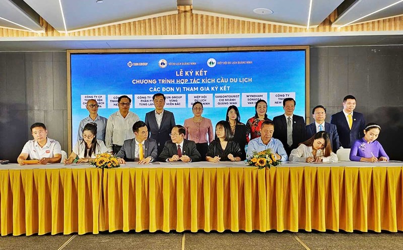 Businesses sign tourism stimulus program. Photo: Doan Hung