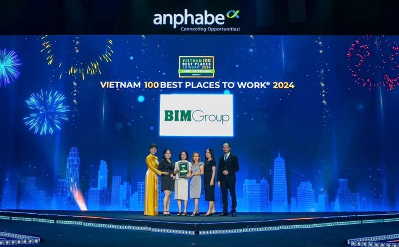 Ms. La Thi Bich Thuy - Human Resources Director of BIM Group (third from left) received the award "Best Workplace in Vietnam 2024". Photo: BIM Group