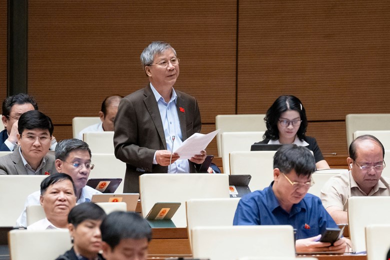 Delegate Nguyen Anh Tri said that a person who is good at his/her profession but does not want to be a teacher will find it difficult to become a true teacher. Photo: Quochoi.vn
