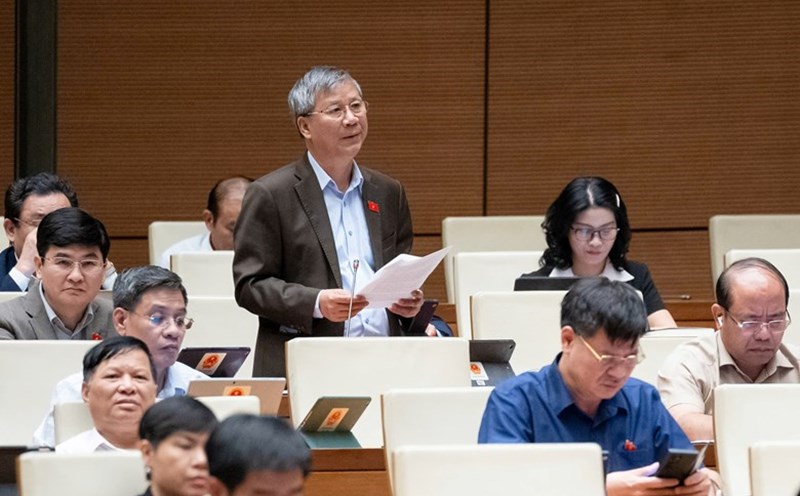 Delegate Nguyen Anh Tri said that a person who is good at his/her profession but does not want to be a teacher will find it difficult to become a true teacher. Photo: Quochoi.vn