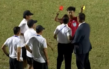 Quang Nam Club faced many unfavorable decisions from the referee. Photo cut from video