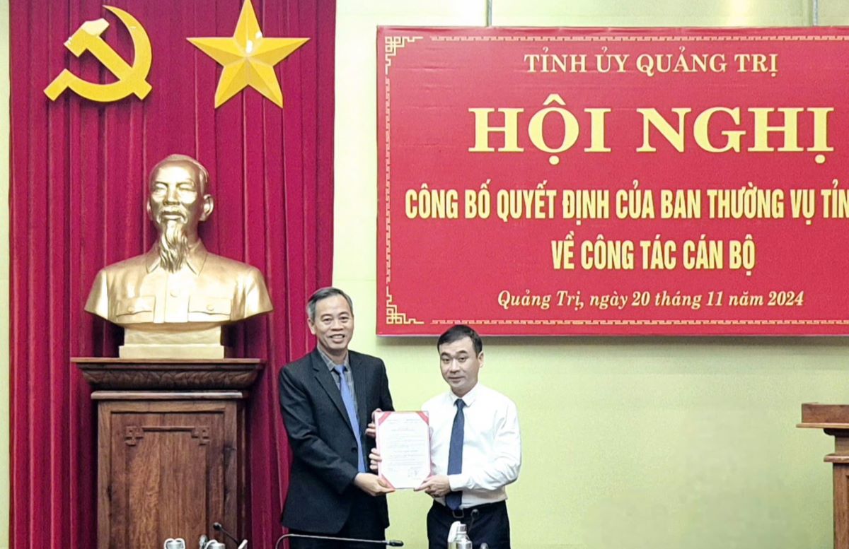 Mr. Nguyen Xuan Hoang (right photo) received the appointment decision. Photo: K.Suong.