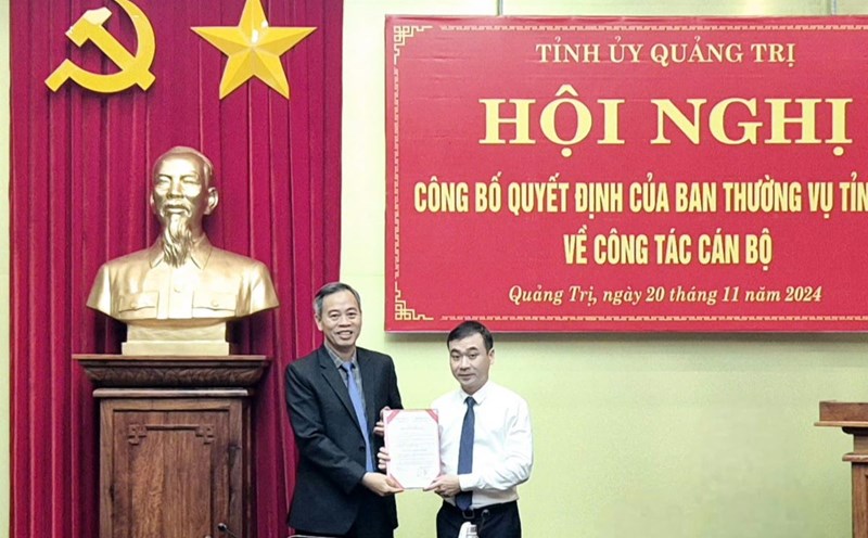 Mr. Nguyen Xuan Hoang (right photo) received the appointment decision. Photo: K.Suong.