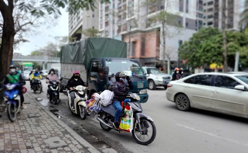 According to the new regulations, motorbikes must also be inspected. Photo: Xuyen Dong