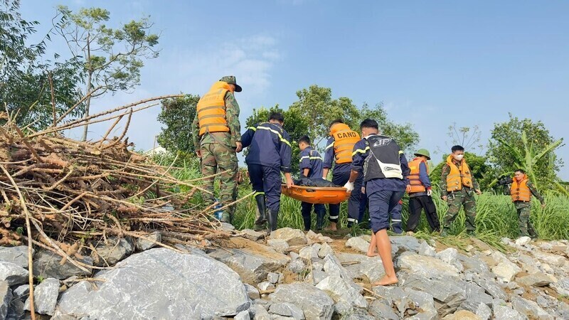 The last 3 victims in the case of 5 students missing in the Red River were found on the morning of November 20. Photo: Phu Tho Police