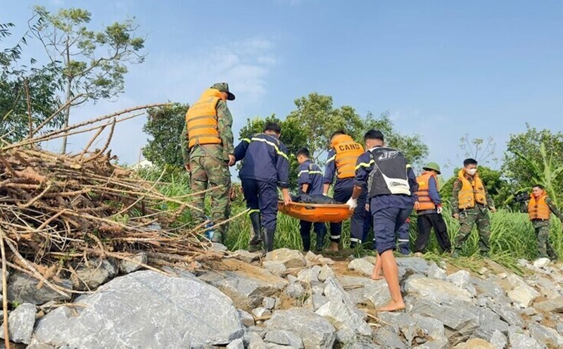 The last 3 victims in the case of 5 students missing in the Red River were found on the morning of November 20. Photo: Phu Tho Police