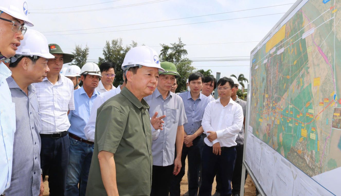 Pho Thu tuong Chinh phu Tran Hong Ha kiem tra tien do thi cong cao toc truc ngang, Du an thanh phan 4 do tinh Soc Trang lam chu dau tu. Anh: Phuong Anh