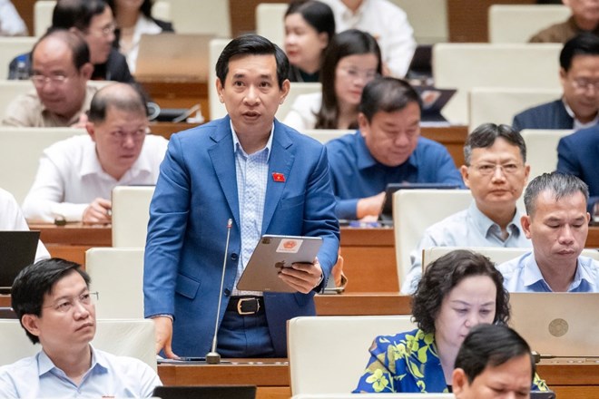 Delegate Nguyen Van Canh proposed adding content that teachers are not allowed to impart knowledge that they do not fully understand. Photo: National Assembly