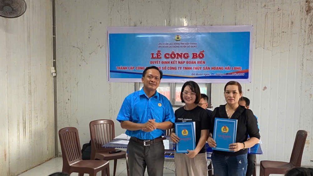 Awarding the Decision to establish the Trade Union of Hoang Hai Long Seafood Company Limited. Photo: Go Quao District Labor Federation