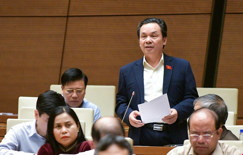 Delegate Hoang Van Cuong is concerned that if the North-South high-speed railway continues to bid to select foreign investors, there is a risk of delays and cost overruns. Photo: Quochoi.vn