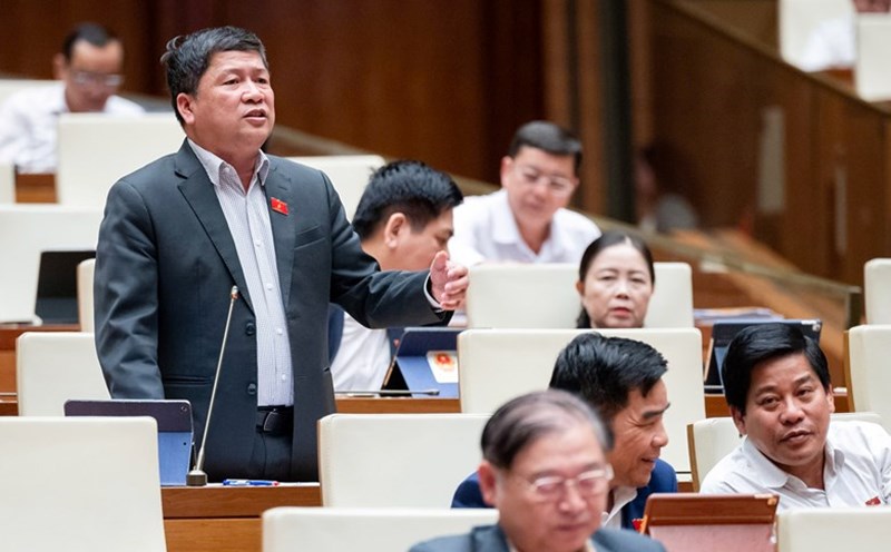 National Assembly Delegate Ta Van Ha discusses in the hall the investment policy for the North-South high-speed railway project. Photo: Pham Dong