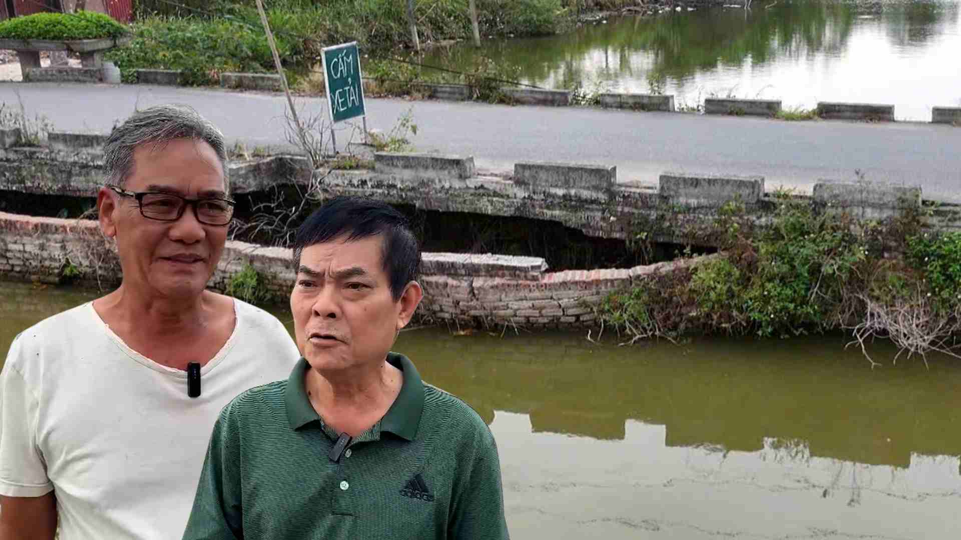 Road in Hanoi has serious landslide and broken embankment. Photo: Huyen Trang