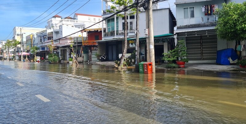 High tides flooded some roads in Ca Mau city. Photo: Nhat Ho