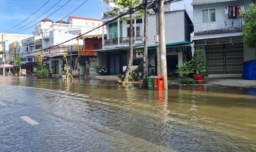 Triều cường dâng cao một số tuyến đường tại thành phố Cà Mau bị ngập. Ảnh: Nhật Hồ