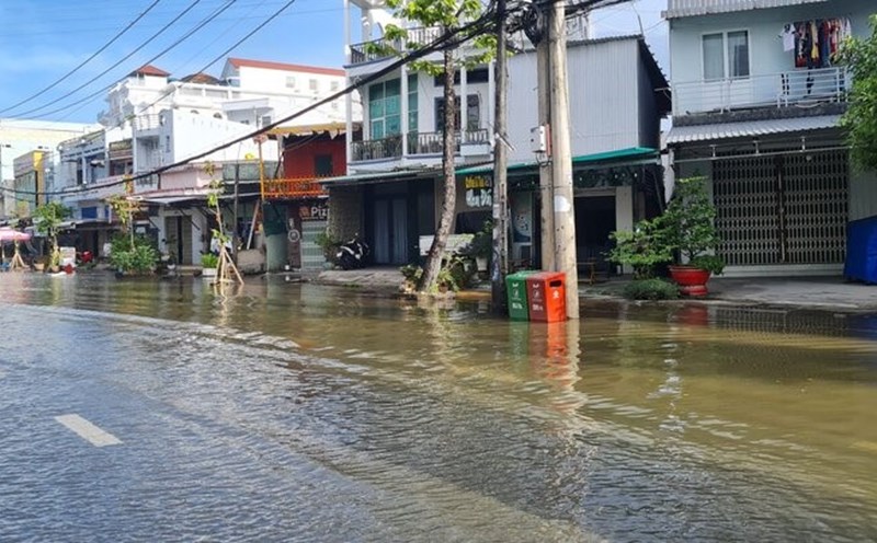 High tides flooded some roads in Ca Mau city. Photo: Nhat Ho