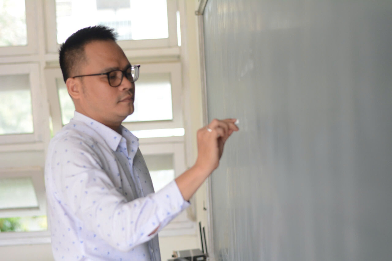 In teaching activities, Mr. Vu is considered a veteran lecturer, with a lot of experience, always dedicated to students. Photo: Mai Huong