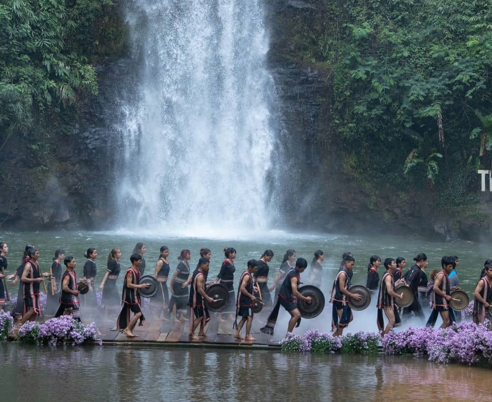 Biểu diễn cồng chiêng ở thác Pa Sỹ, Măng Đen. Ảnh: Hà Nguyễn 