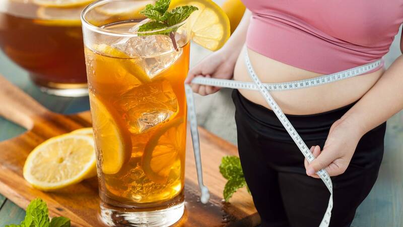 Regularly drinking lemon tea will help reduce visceral fat. Graphics: Ha May