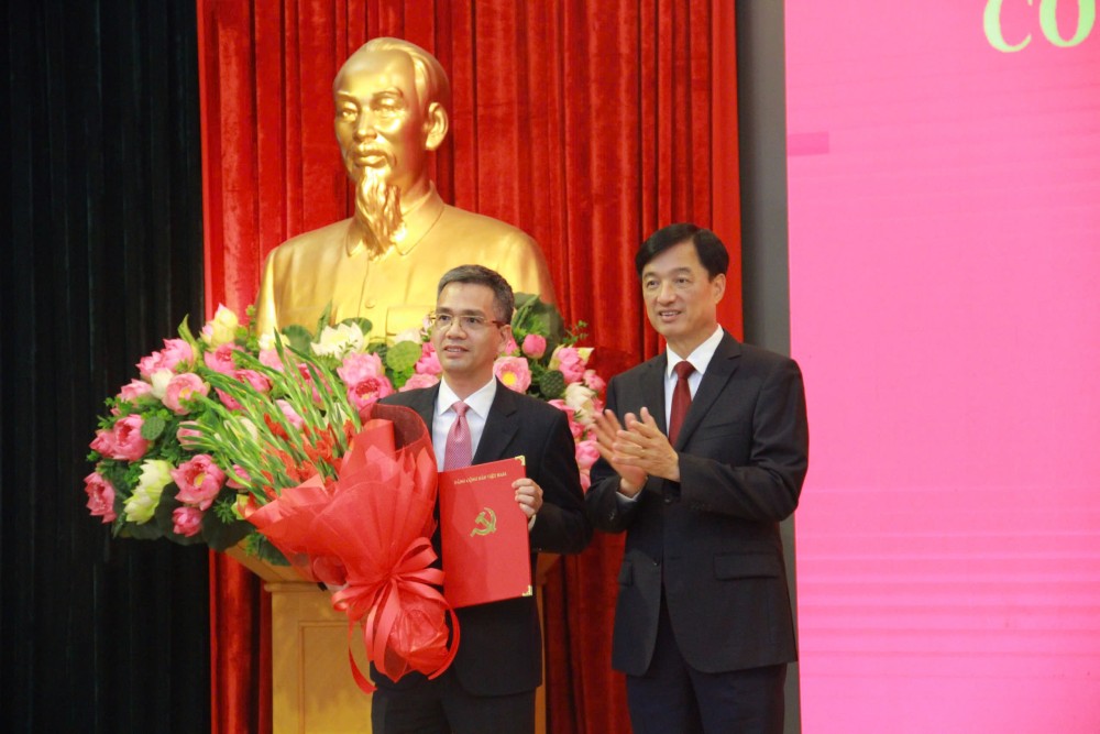 Chief of the Party Central Committee Office Nguyen Duy Ngoc presented the appointment decision and flowers to congratulate Mr. Vo Thanh Hung. Photo: Trong Phu