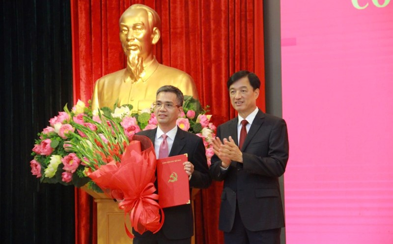 Chief of the Party Central Committee Office Nguyen Duy Ngoc presented the appointment decision and flowers to congratulate Mr. Vo Thanh Hung. Photo: Trong Phu