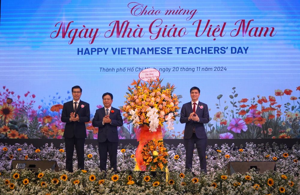 Mr. Ngo Duy Hieu - Vice President of the Vietnam General Confederation of Labor - presented flowers to congratulate Ton Duc Thang University. Photo: Chan Phuc