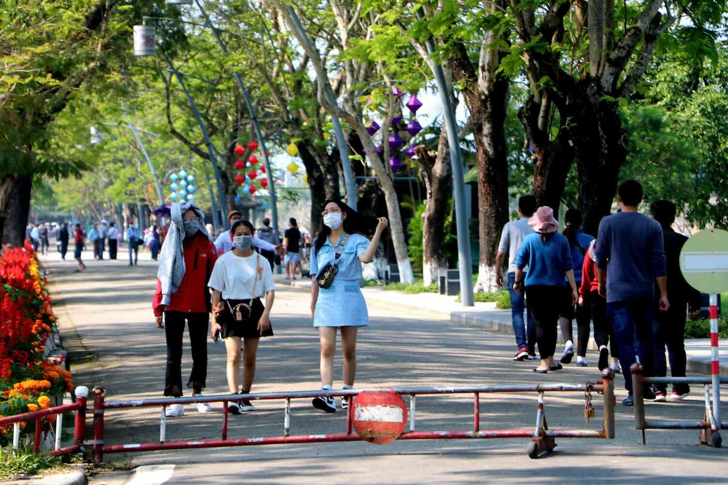 Tourists visit Hue relics. Photo: Phuc Dat.
