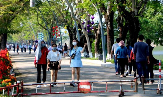 Du khách tham quan di tích Huế. Ảnh: Phúc Đạt.