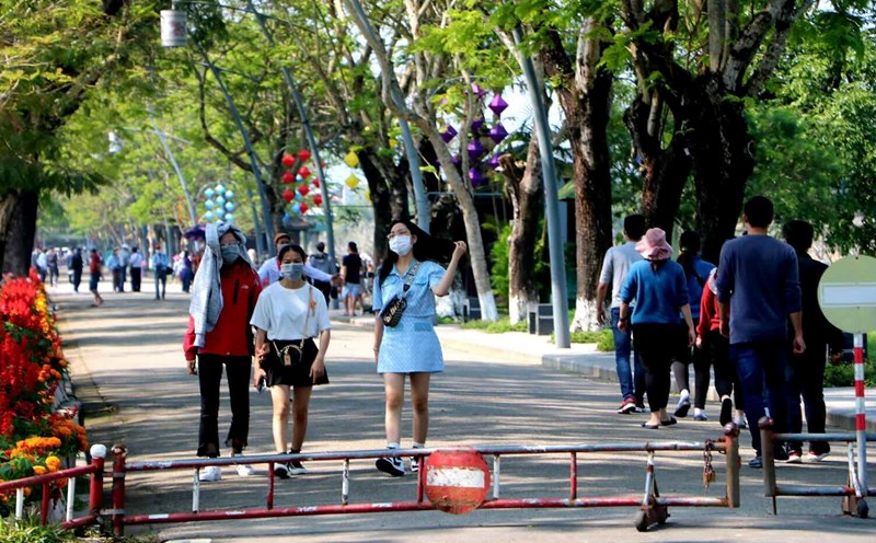 Tourists visit Hue relics. Photo: Phuc Dat.