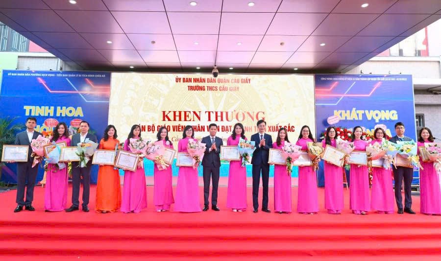 Trao tang bang khen cho can bo, giao vien dat thanh tich xuat sac. Anh NVCC