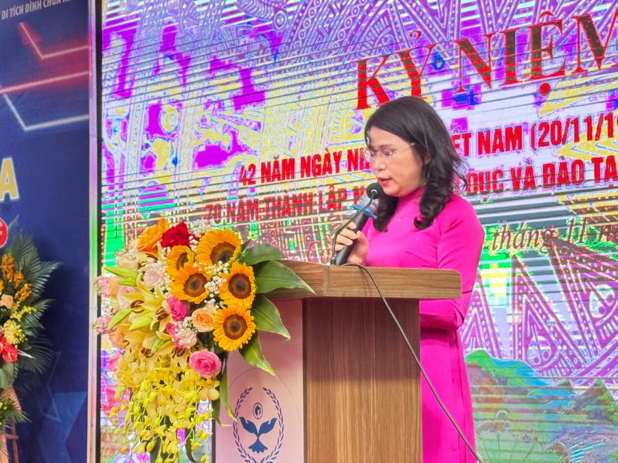 Meritorious Artist Le Kim Anh speaks at the program on November 20. Photo: Phuong Anh