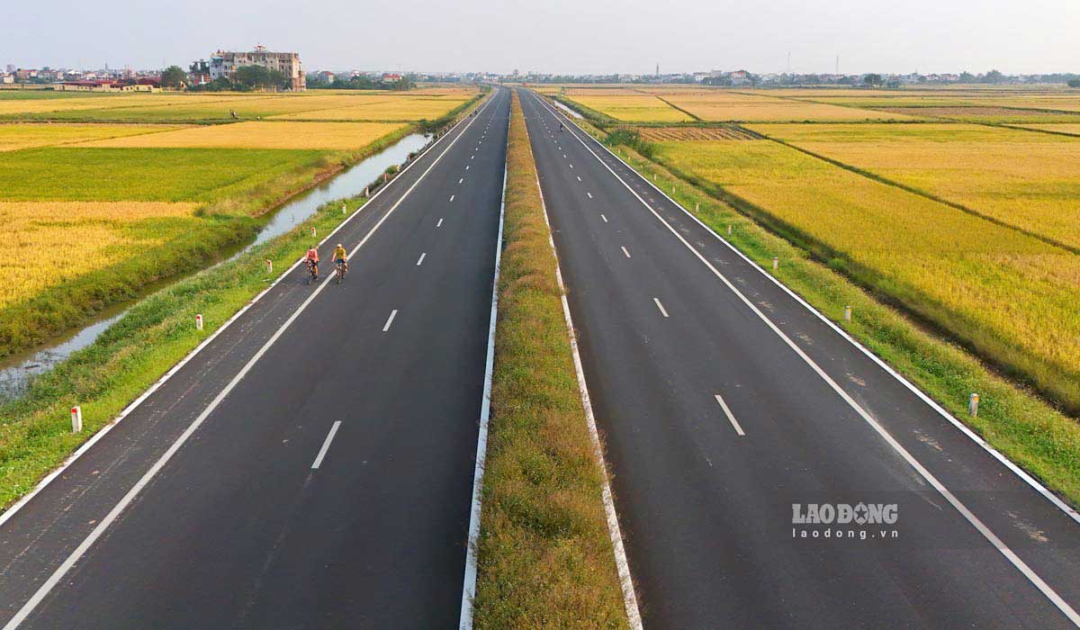 The development axis route connects the Nam Dinh province's marine economic zone with the Cau Gie - Ninh Binh expressway through Nghia Hung district. Photo: Ha Vi