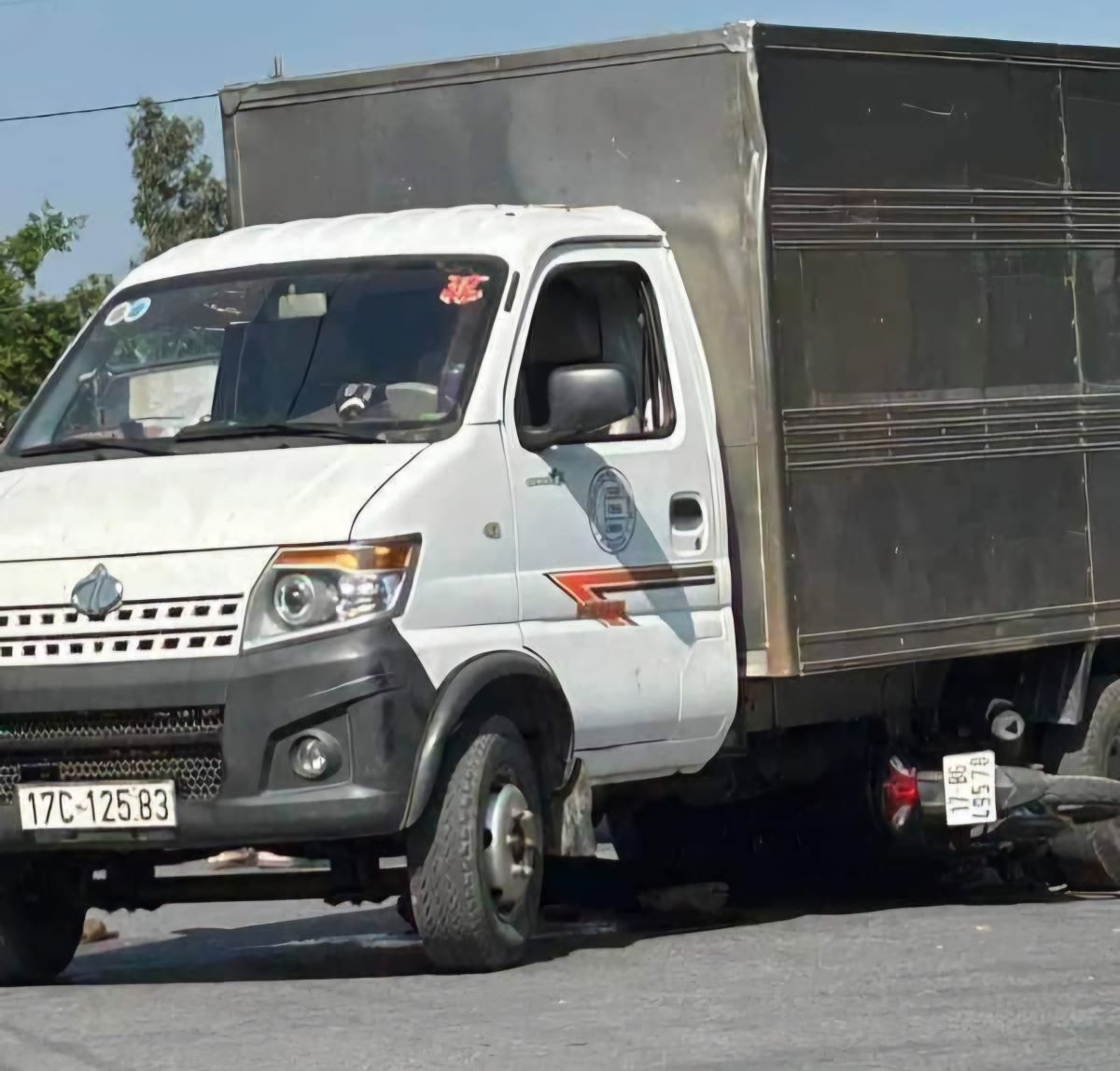 After the collision, the motorbike driven by two 9th grade students in Thai Binh was caught under the truck. Photo: Provided by readers