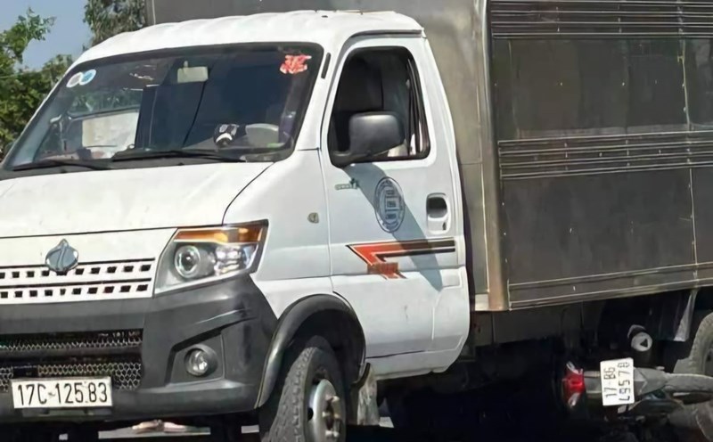 After the collision, the motorbike driven by two 9th grade students in Thai Binh was caught under the truck. Photo: Provided by readers