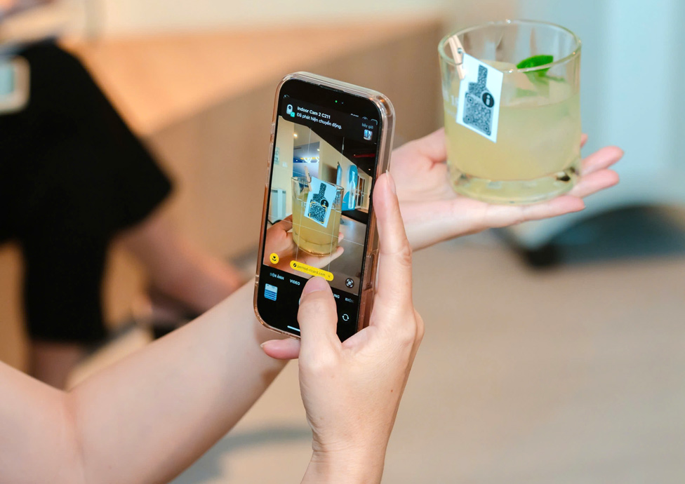 Beverage product information is provided on mobile devices when scanning the E-label. Photo: Provided by DN