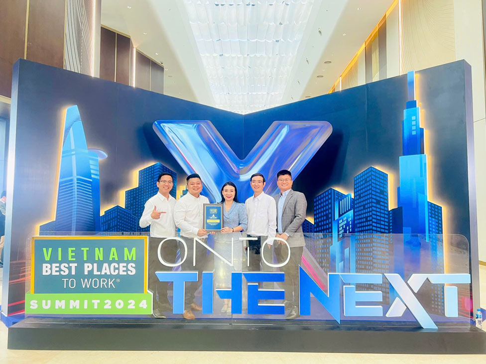 Schaeffler representatives take a souvenir photo at the Vietnam Best Workplaces Conference 2024. Photo: Provided by the company