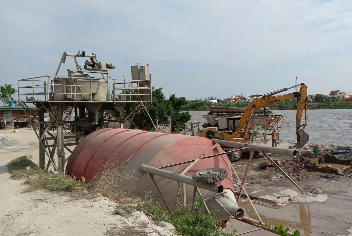 The owner of a violating concrete mixing station in Tan Phong commune (Vu Thu district, Thai Binh province) voluntarily dismantled the entire mixing station after being informed and persuaded. Photo: Nam Hong