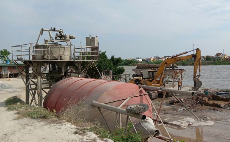 The owner of a violating concrete mixing station in Tan Phong commune (Vu Thu district, Thai Binh province) voluntarily dismantled the entire mixing station after being informed and persuaded. Photo: Nam Hong