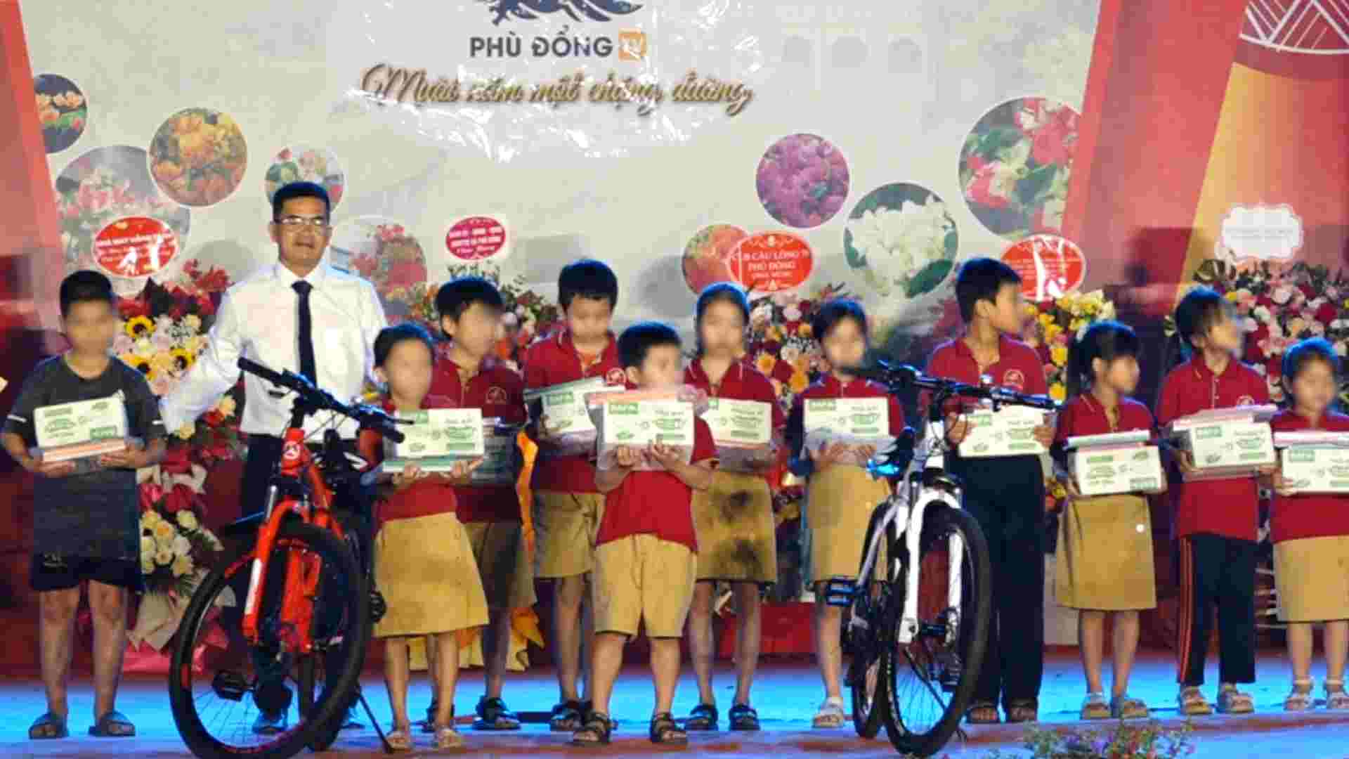 ''Strange'' teacher gives gifts to students on the occasion of November 20