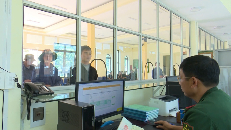 Immigration activities at Long Sap border gate, Moc Chau, Son La. Photo: Vi Hien