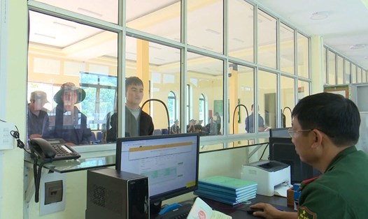 Hoạt động xuất nhập cảnh tại cửa khẩu Lóng Sập, Mộc Châu, Sơn La. Ảnh: Vì Hiện