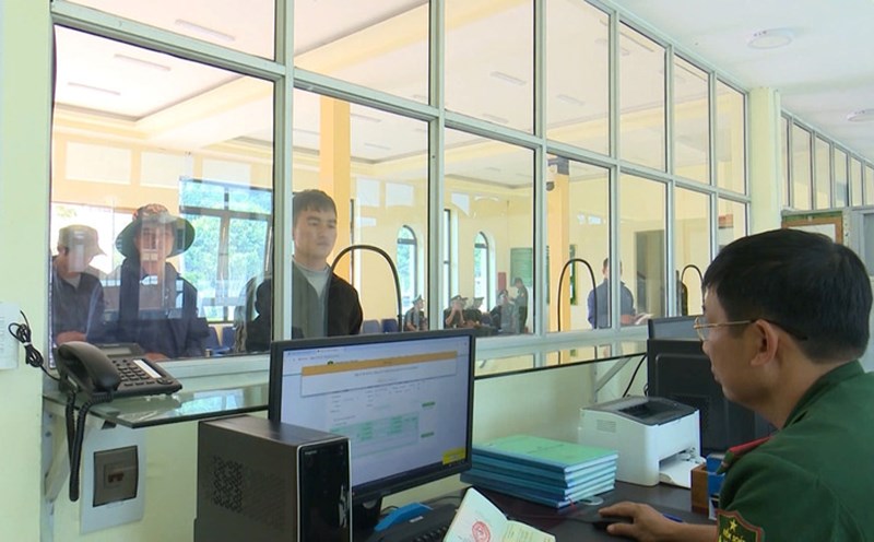 Immigration activities at Long Sap border gate, Moc Chau, Son La. Photo: Vi Hien
