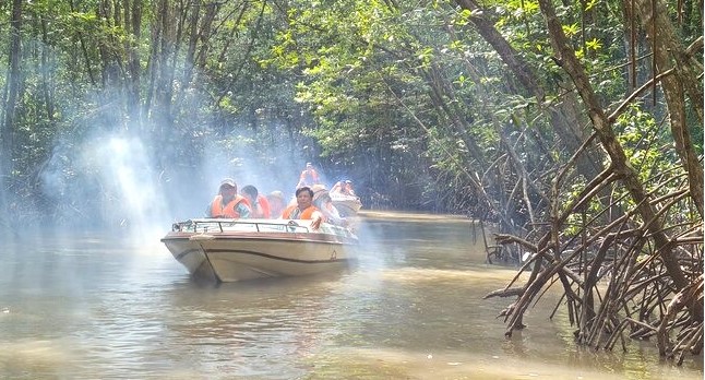 Di xuyen rung ngap man ven bien Mui Ca Mau mot dac san du lich Ca Mau. Anh: Nhat Ho