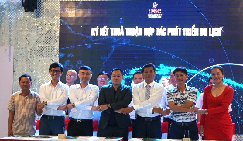 Travel agencies sign cooperation agreements with destinations and hotels in Ca Mau. Photo: Nhat Ho