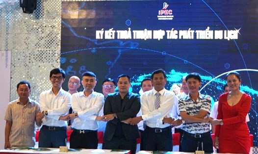 Các doanh nghiệp lữ hành ký kết hợp tác với điểm đến, khách sạn tại Cà Mau. Ảnh: Nhật Hồ