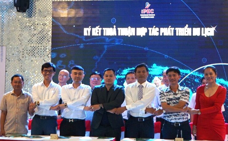 Travel agencies sign cooperation agreements with destinations and hotels in Ca Mau. Photo: Nhat Ho