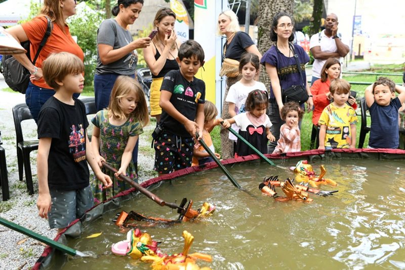 “Ngay Viet Nam o nuoc ngoai” no luc dua nghe thuat mua roi nuoc toi Bra-xin.