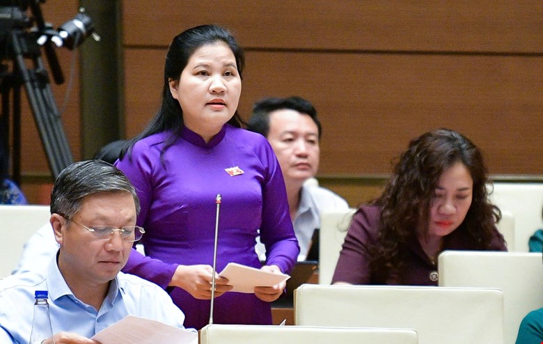 Delegate Dinh Thi Phuong Lan discusses the investment policy for the North-South high-speed railway project. Photo: Pham Dong