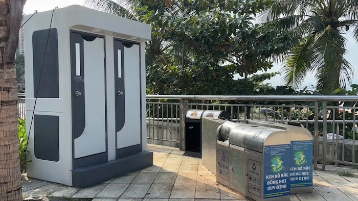 Many public toilets on Nguyen Tat Thanh beach, Da Nang city cannot be used. Photo: Tran Thi