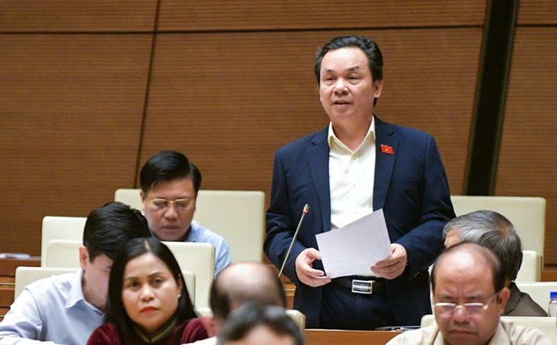 Delegate Hoang Van Cuong said that the North-South high-speed railway must reach all densely populated areas such as Nam Dinh to have millions more passengers to choose from. Photo: National Assembly