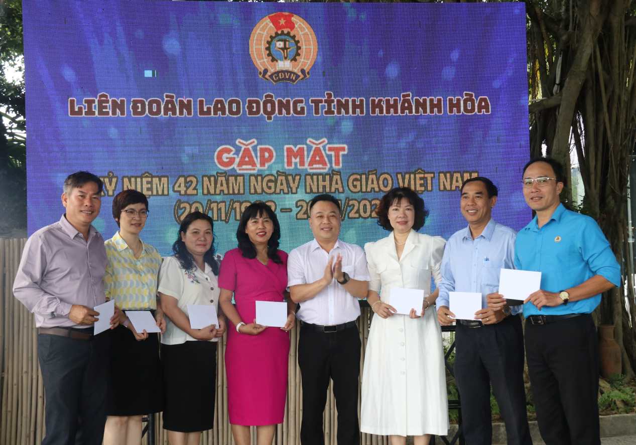 Leaders of Khanh Hoa Provincial Federation of Labor presented gifts to congratulate union officials who were once teachers and are now part-time lecturers at the General Confederation of Labor. Photo: Phuong Linh
